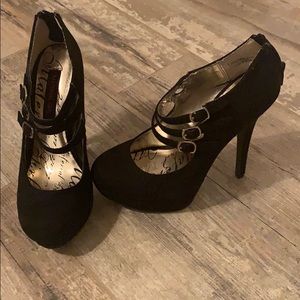 Black heals. Size 7.